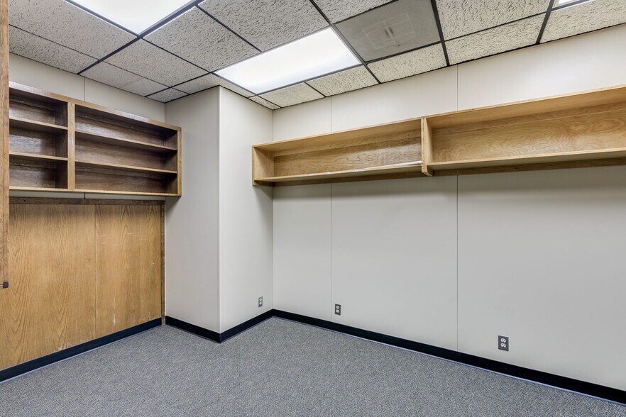 More Photos Of 602 W 12th St, Taylor Office For Lease