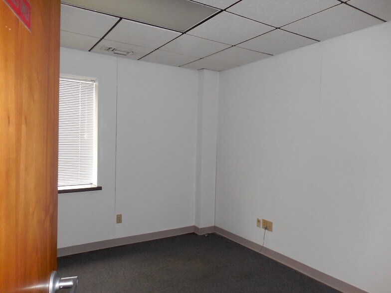More Photos Of 905 N Macomb St, Monroe Medical For Lease