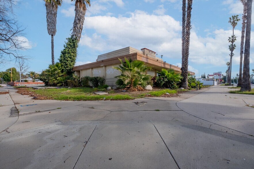 Primary Photo Of 16955 Sherman Way, Van Nuys Freestanding For Lease