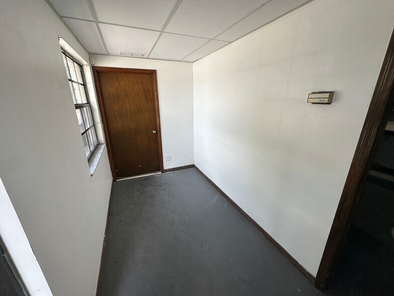 More Photos Of 16182-16190 Aviation Loop, Brooksville Distribution For Lease