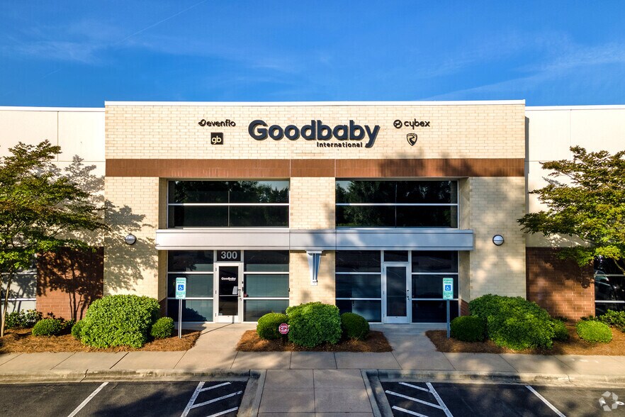 More Photos Of 2745 Whitehall Park Dr, Charlotte Unknown For Lease