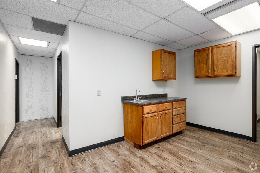 More Photos Of 2801 Parklawn Dr, Midwest City Medical For Lease