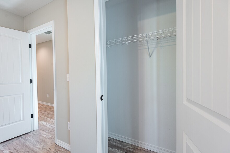 More Photos Of 1225 E Paragon, Springfield Specialty For Sale