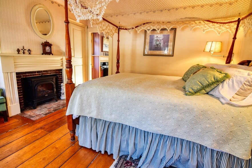 More Photos Of 27 Route 25, Plymouth Hospitality For Sale