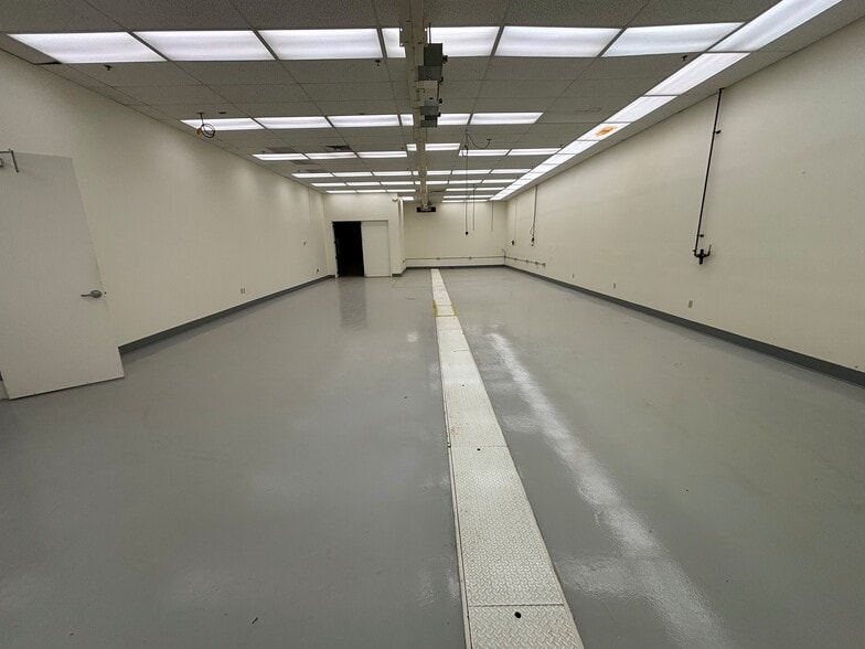 More Photos Of 135 Prestige Park Cir, East Hartford Light Manufacturing For Sale