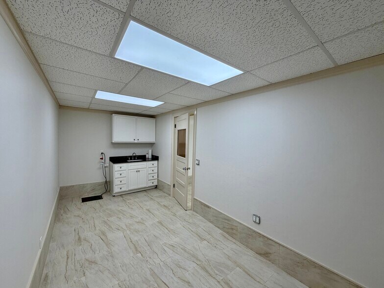 More Photos Of 908 SW 5th St, Oklahoma City Warehouse For Lease