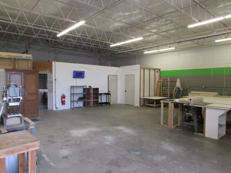 More Photos Of 131 SE Cholwell Ave, Bartlesville Warehouse For Lease