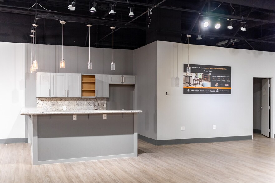 More Photos Of 495 S Grand Central Pky, Las Vegas Showroom For Lease