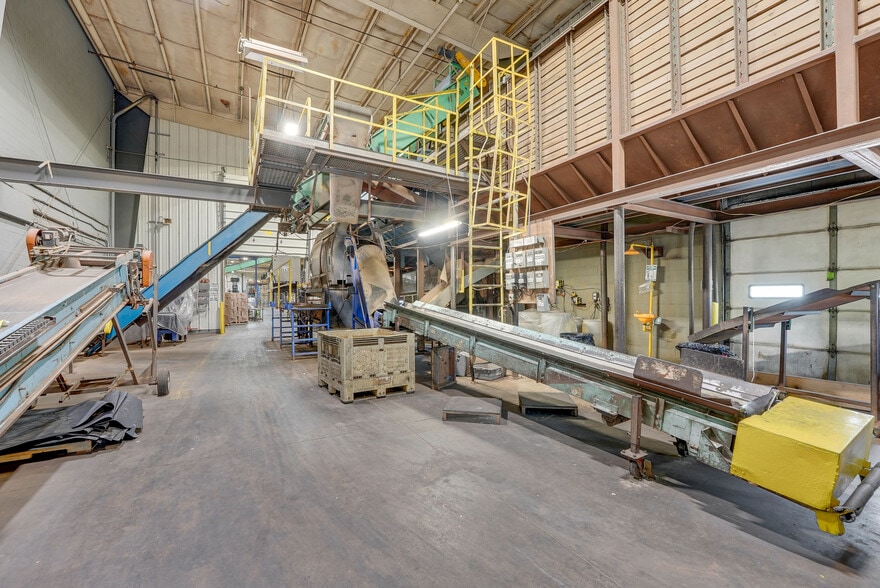 More Photos Of 400 Great Lakes Pky, Bellevue Warehouse For Sale