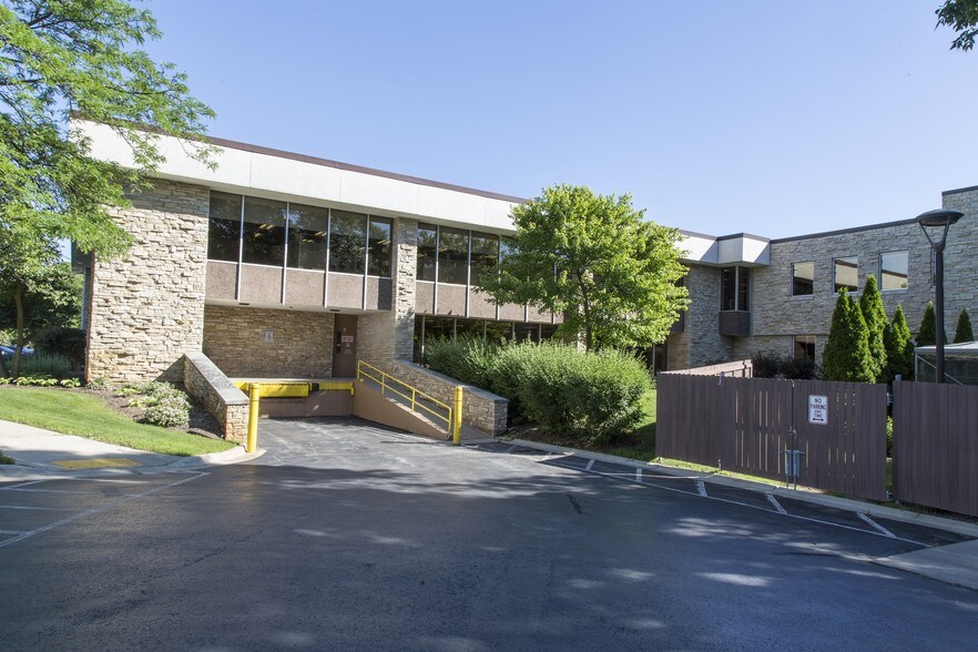 More Photos Of 2401 S Memorial Dr, Appleton Office For Lease