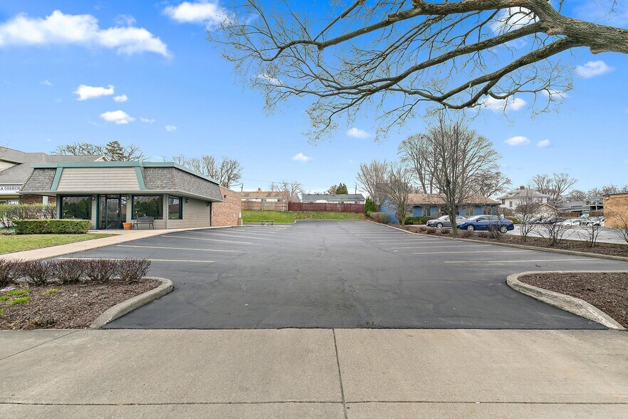 More Photos Of 160-175 N Edison Ave, Elgin Freestanding For Sale