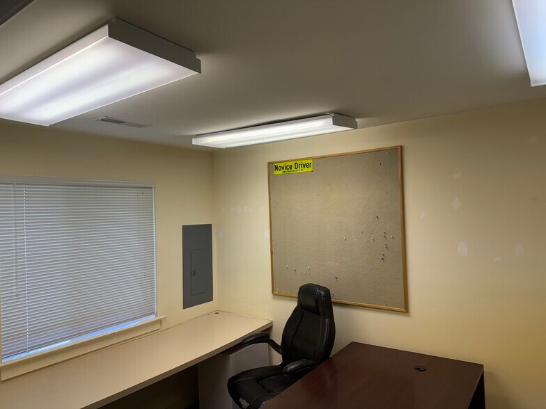 More Photos Of 5181 W Woodmill Dr, Wilmington Office For Lease