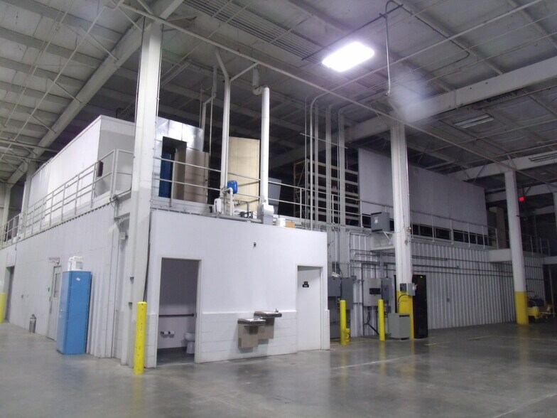 More Photos Of 411 Holmes St, Frankfort Light Distribution For Sale