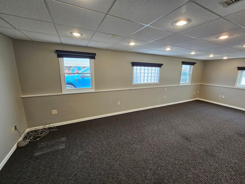 More Photos Of 6505 John J Pershing Dr, Omaha Warehouse For Lease