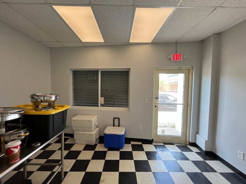 More Photos Of 1917 N Dixie Hwy, West Palm Beach General Retail For Sale