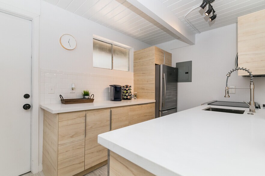 More Photos Of 2232 Bellefontaine, Houston Apartments For Sale