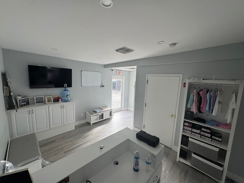 More Photos Of 1046-1048 Montauk Hwy, Copiague Freestanding For Lease