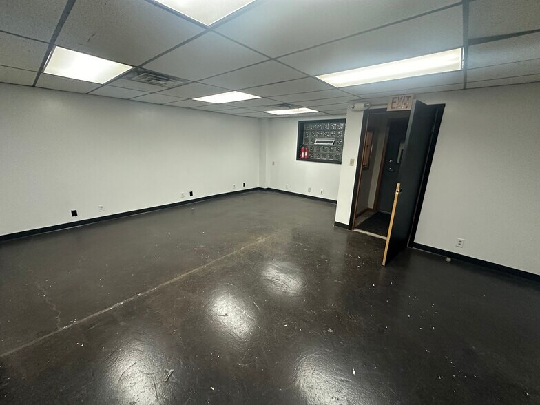 More Photos Of 2250-2266 Military Rd, Tonawanda Warehouse For Lease