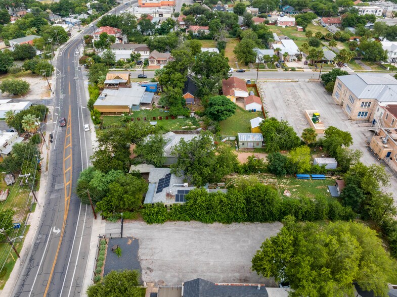 More Photos Of 1012 N Flores St, San Antonio Storefront Retail Residential For Sale