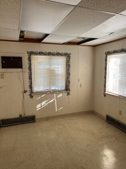 More Photos Of 735 Park Dr, Alton Office For Sale