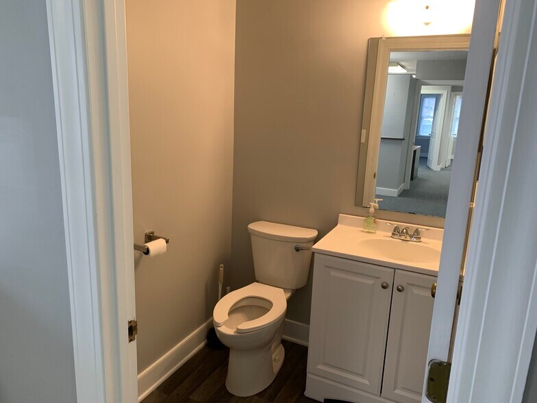 More Photos Of 3108 N Parham Rd, Richmond Office For Lease