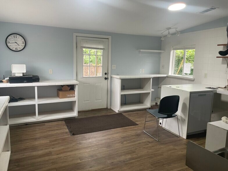 More Photos Of 314 E Pennsylvania Ave, Van General Retail For Sale