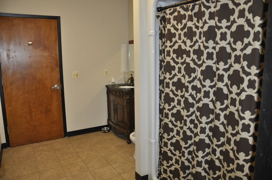 More Photos Of 575-585 Prospect St, Lakewood Warehouse For Lease