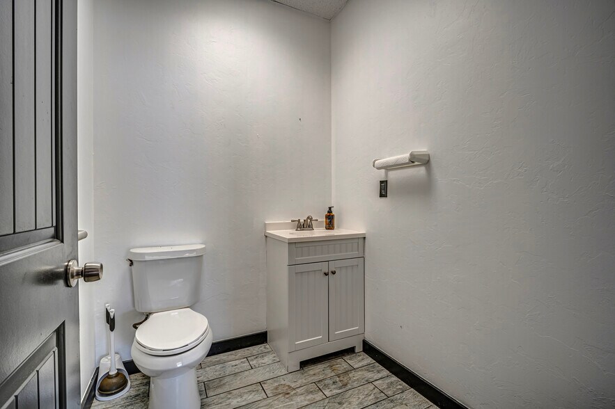 More Photos Of 1831 Industrial Blvd, Norman Service For Sale