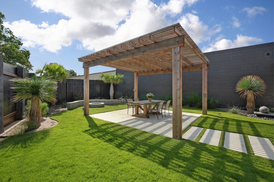 More Photos Of 4770 Memphis St, Dallas Showroom For Sale