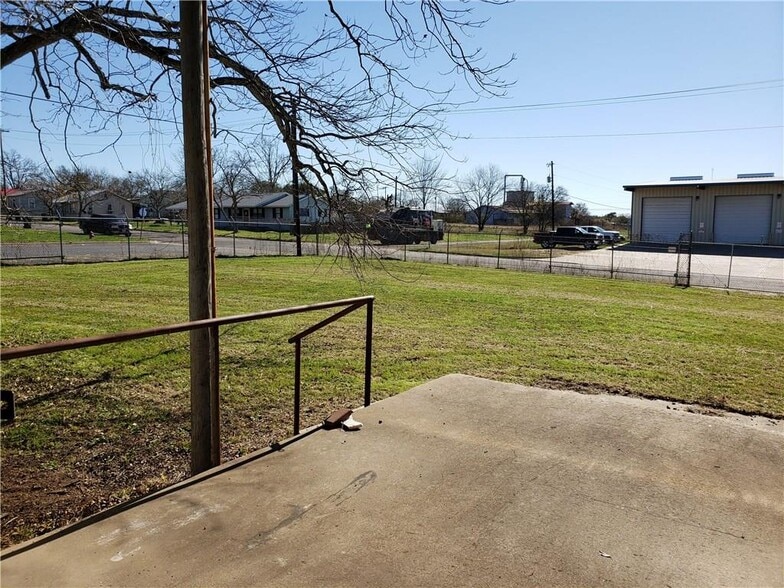 More Photos Of 185 S Titus St, Giddings Freestanding For Sale