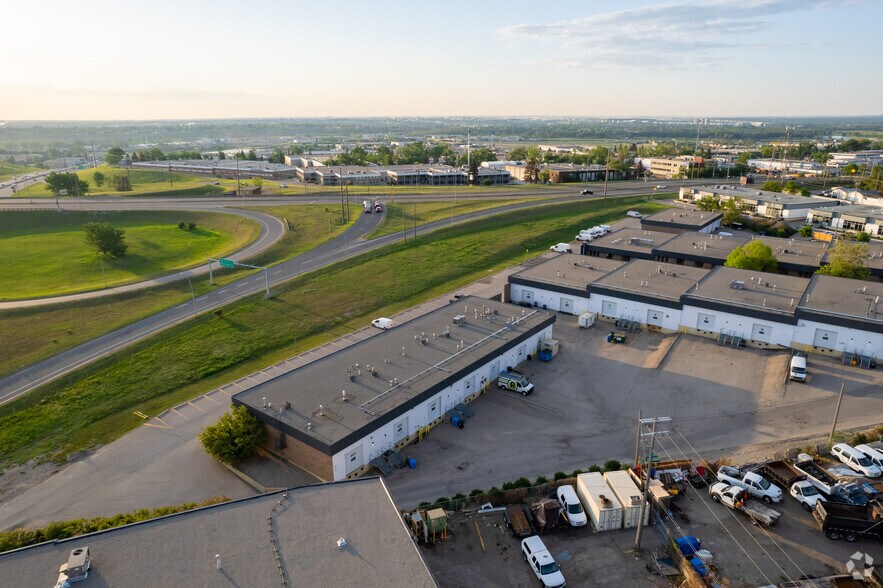 More Photos Of 401-413 Forge Rd SE, Calgary Showroom For Lease