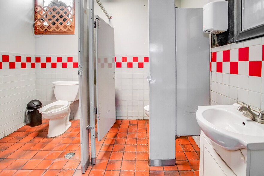 More Photos Of 314 State St, Alton Restaurant For Sale