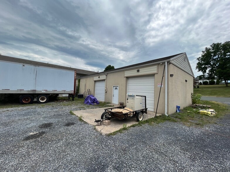 More Photos Of 630 Charles St, Staunton Light Distribution For Sale