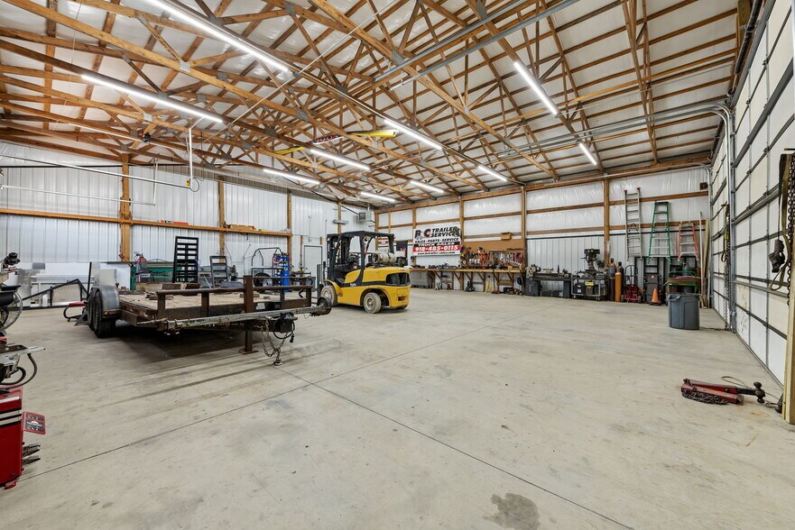 More Photos Of 26091 OK-51, Wagoner Showroom For Sale
