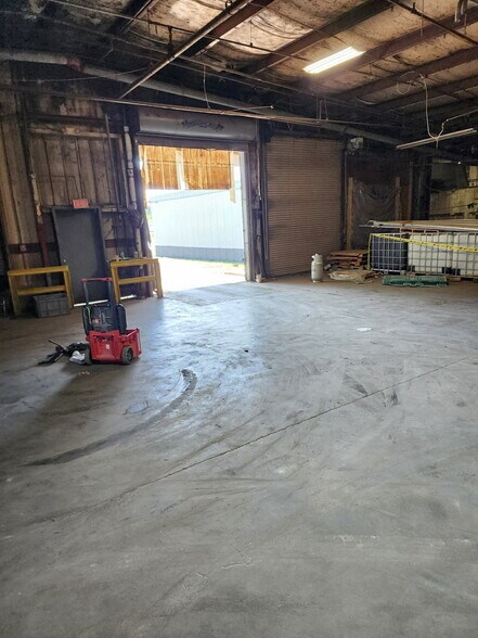 More Photos Of 712 Industrial Ln, Oneida Distribution For Sale