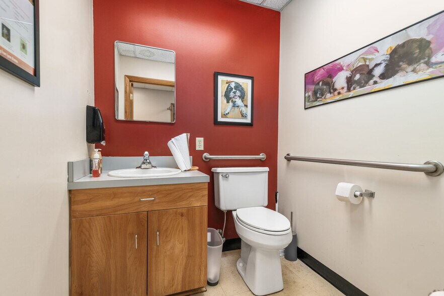 More Photos Of 3431 Waterlick Rd, Lynchburg Veterinarian Kennel For Sale