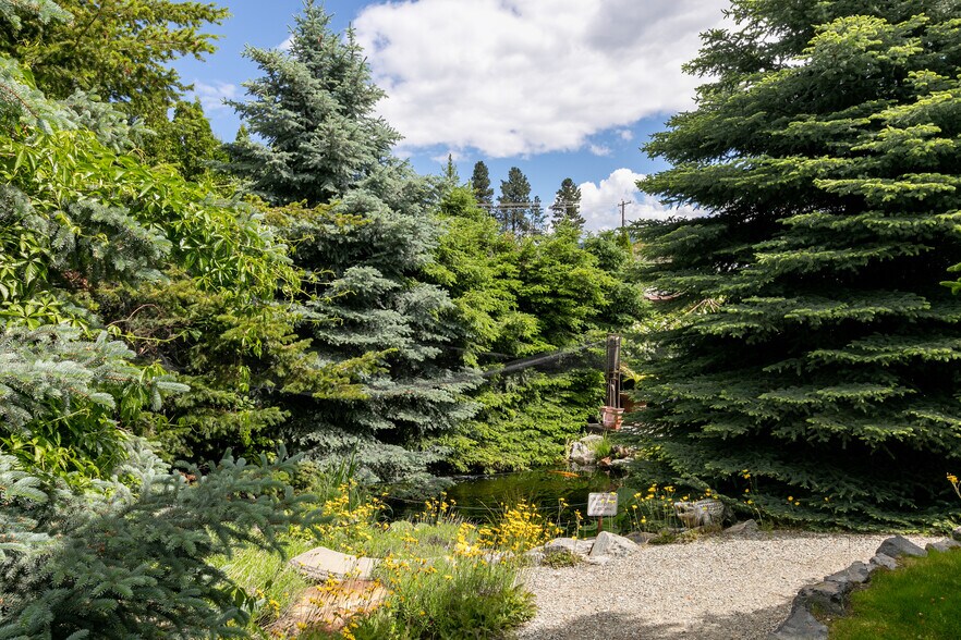 More Photos Of 1605 Garner Rd, Kelowna Specialty For Lease