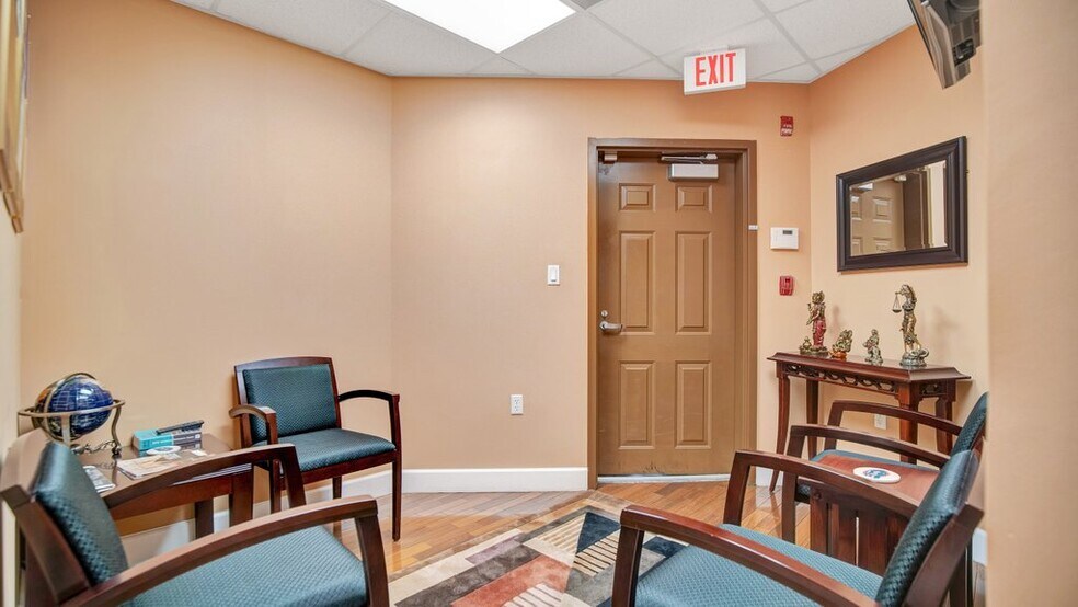 More Photos Of 260 Lookout Pl, Maitland Medical For Sale