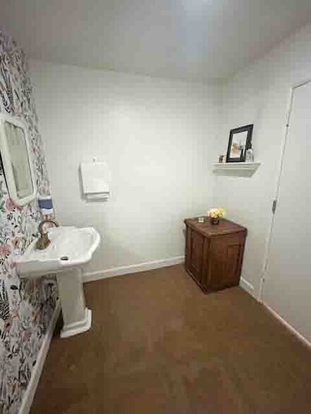 More Photos Of 16776 State Highway 33, Kingfisher Warehouse For Sale