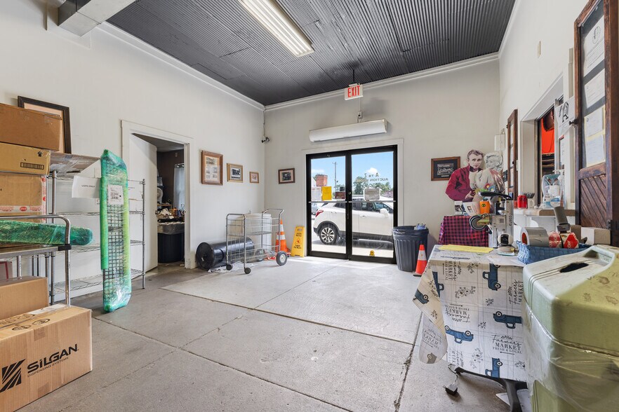 More Photos Of 160 E Morgan St, Martinsville Showroom For Sale