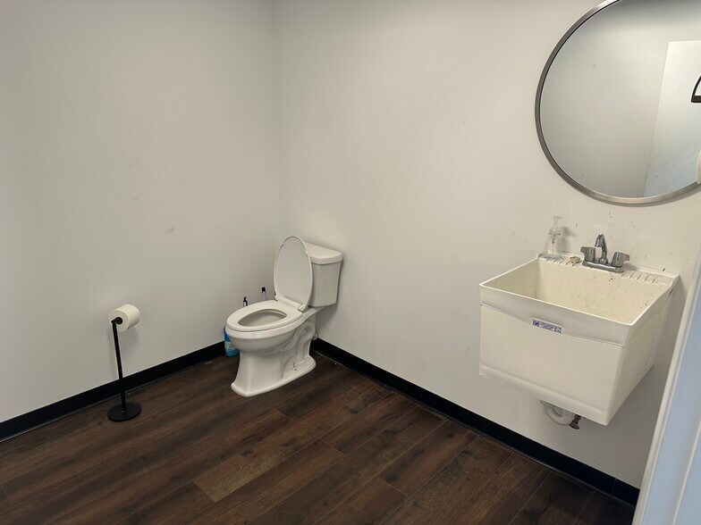 More Photos Of 26611 Wesley Chapel Blvd, Lutz Warehouse For Lease