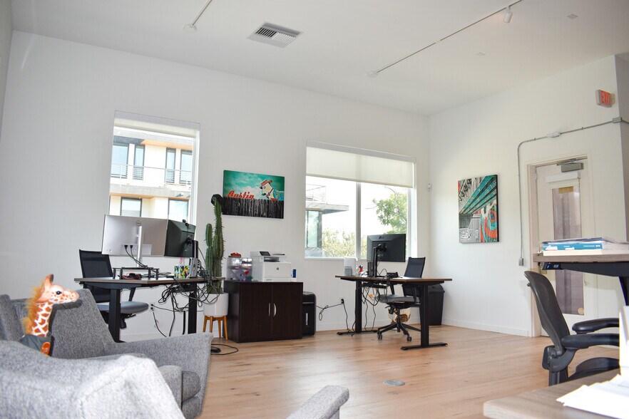 More Photos Of 1632 S 1st St, Austin Office For Lease