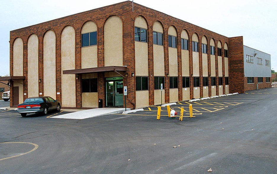 More Photos Of 1600 N Deprizio Dr, Melrose Park Warehouse For Sale