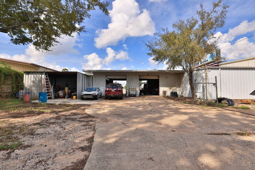 More Photos Of 2214 N Frazier St, Conroe Auto Repair For Sale