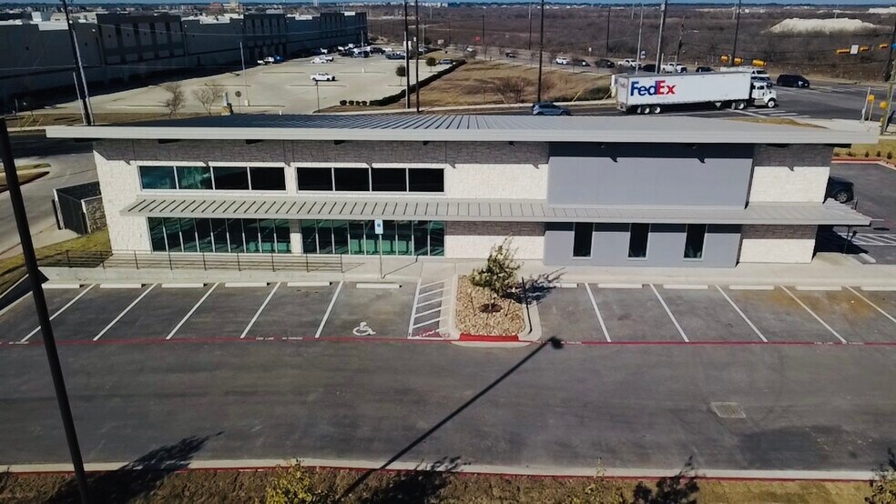 More Photos Of 2220 Kohlers Crossing, Kyle General Retail For Lease