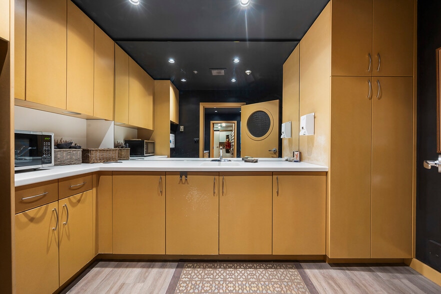 More Photos Of 19289 Langley Byp, Surrey Light Distribution For Sale