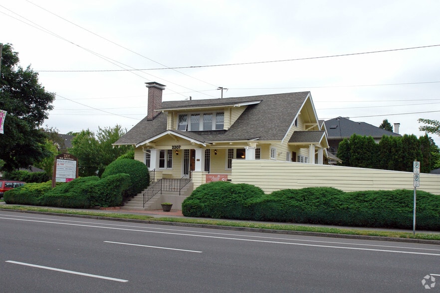 More Photos Of 2207 NE Broadway St, Portland Loft Creative Space For Lease