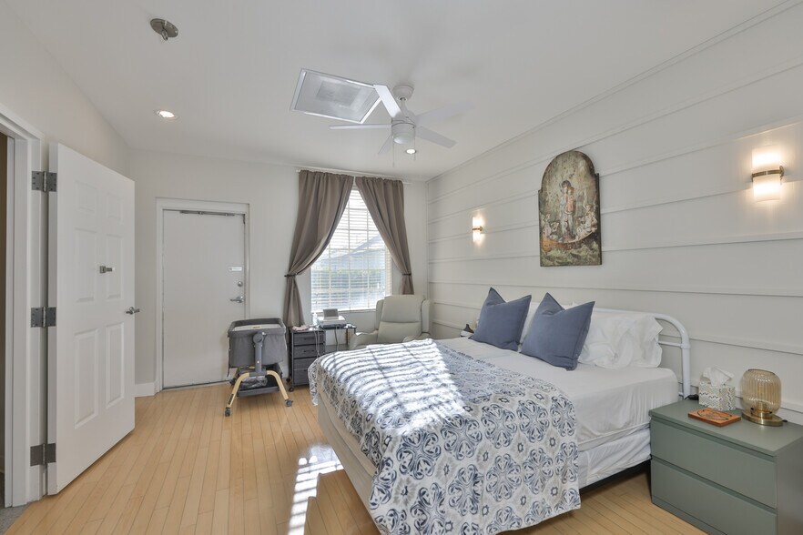 More Photos Of 1900 E Bay Dr, Largo Medical For Sale