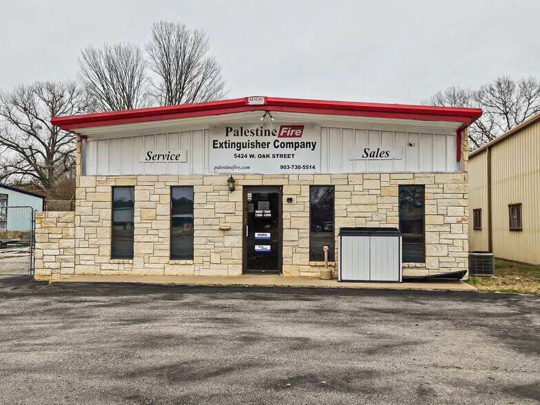 More Photos Of 5424 W Oak St, Palestine Showroom For Lease