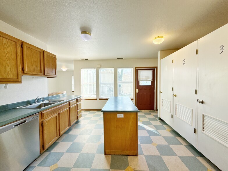 More Photos Of 217 NE 192nd Ave, Portland Flex For Sale